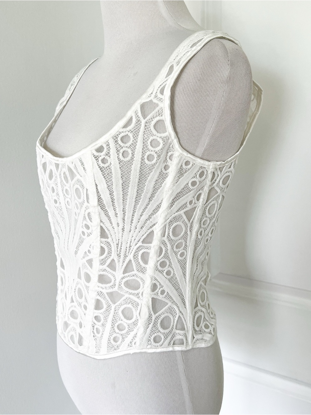 PrettyLittleThing White Lace Scoop Neck Corset Camisole - Size 8 - Picture 2 of 4